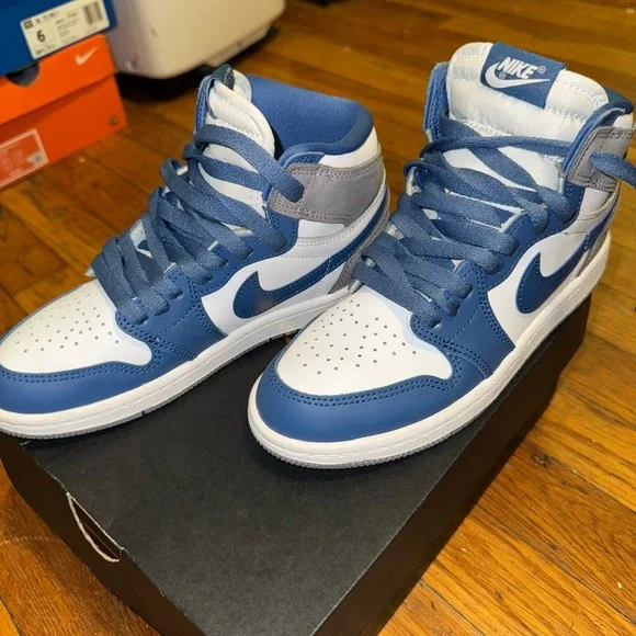 Nike Air Jordan 1 Retro High OG "True Blue" sneaker - Picture 4 of 6